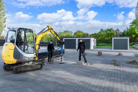 Carport Fundamente erstellen mit einem Minibagger und Erdbohrer