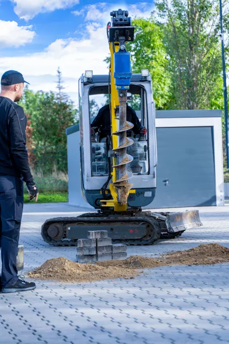 Carport Fundamente erstellen mit einem Minibagger und Erdbohrer