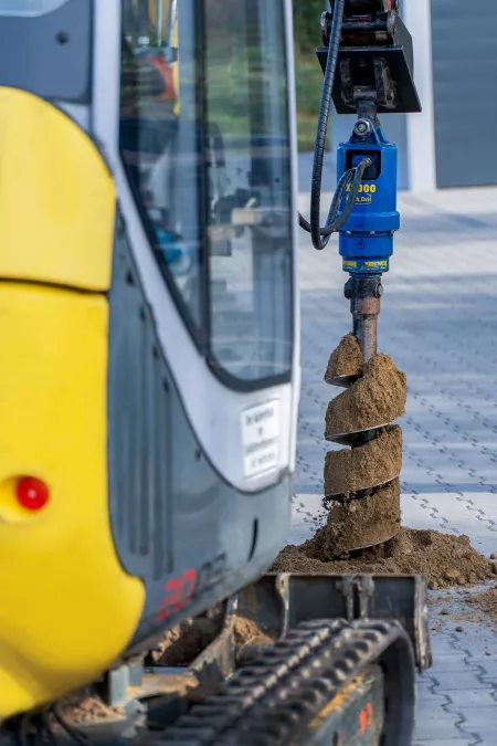 Carport Fundamente erstellen mit einem Minibagger und Erdbohrer