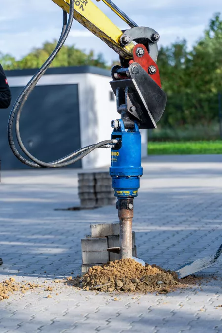 Carport Fundamente erstellen mit einem Minibagger und Erdbohrer