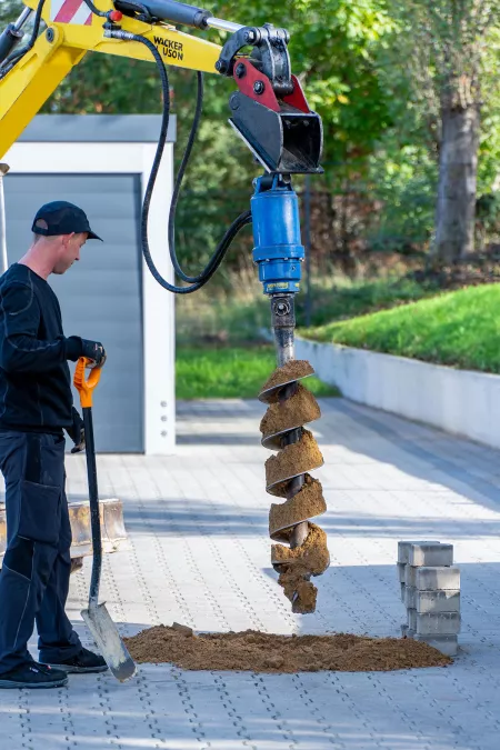 Carport Fundamente erstellen mit einem Minibagger und Erdbohrer