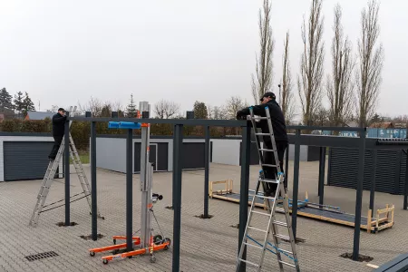 Montage der tragenden Carport Dachbalken