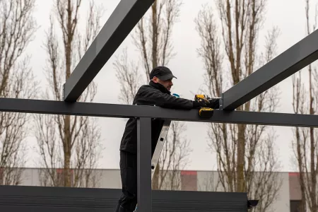 Montage der tragenden Carport Dachbalken