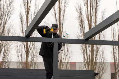 Montage der tragenden Carport Dachbalken