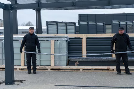 Einbau von Verstrebungen für die Carport-Struktur