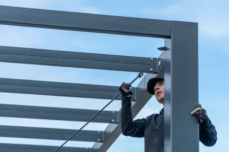 Einbau von Verstrebungen für die Carport-Struktur