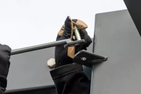 Einbau von Verstrebungen für die Carport-Struktur