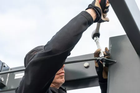 Einbau von Verstrebungen für die Carport-Struktur