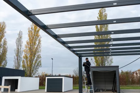 Einbau von Verstrebungen für die Carport-Struktur