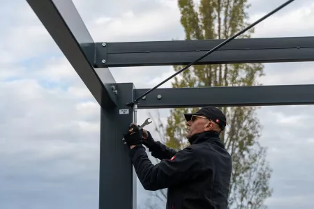 Einbau von Verstrebungen für die Carport-Struktur