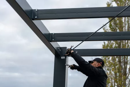 Einbau von Verstrebungen für die Carport-Struktur