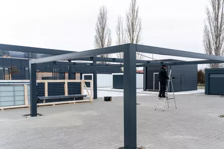 Einbau von Verstrebungen für die Carport-Struktur