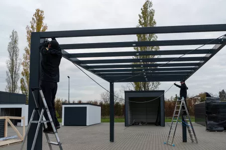 Einbau von Verstrebungen für die Carport-Struktur