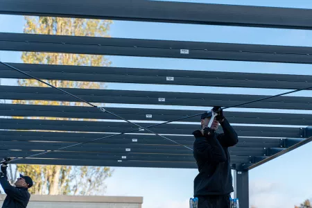 Einbau von Verstrebungen für die Carport-Struktur