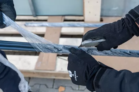 Einbau von Verstrebungen für die Carport-Struktur