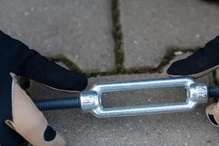 Einbau von Verstrebungen für die Carport-Struktur